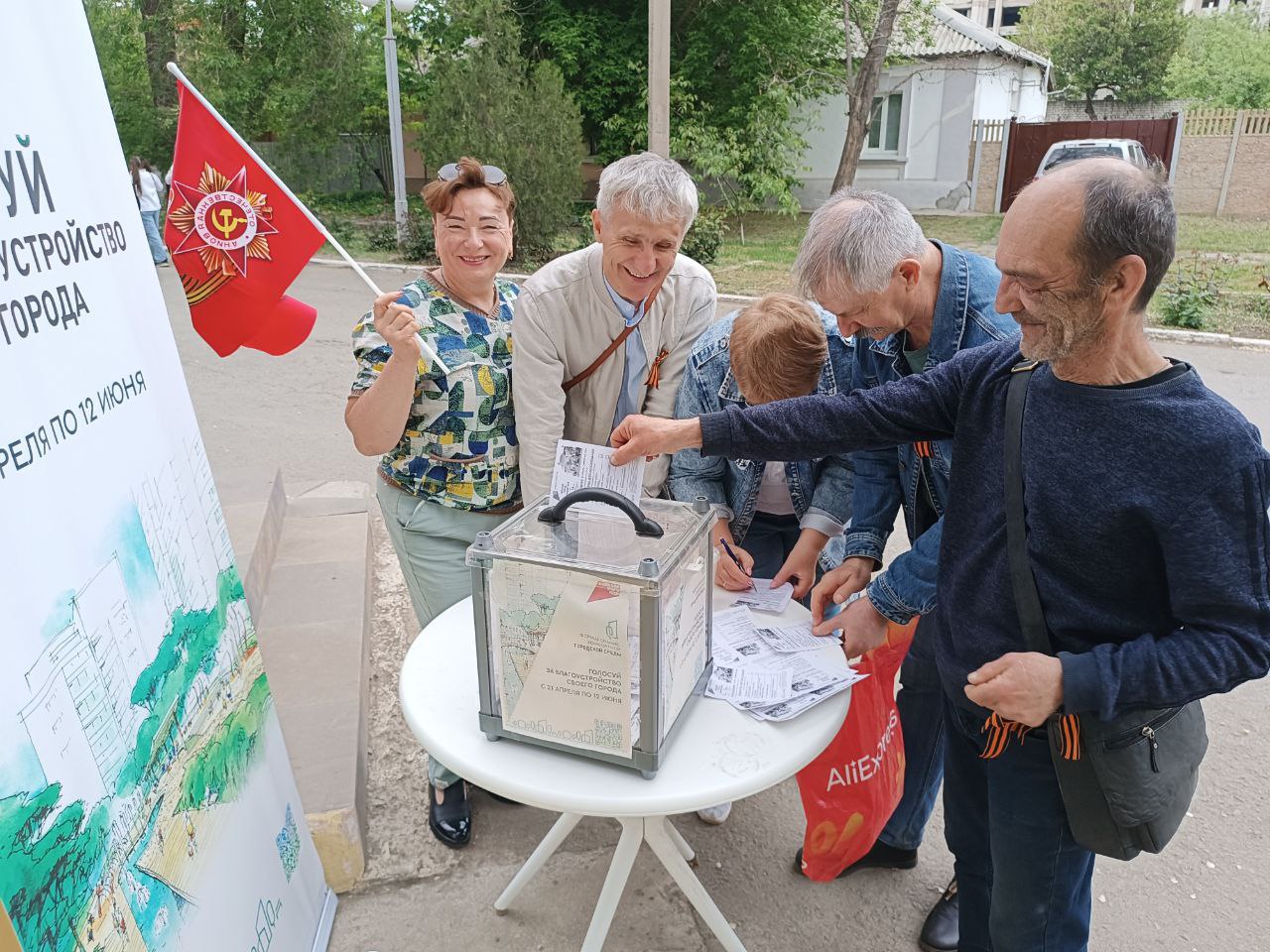 В День Великой Победы жители с энтузиазмом принимают участие во Всероссийском голосовании.