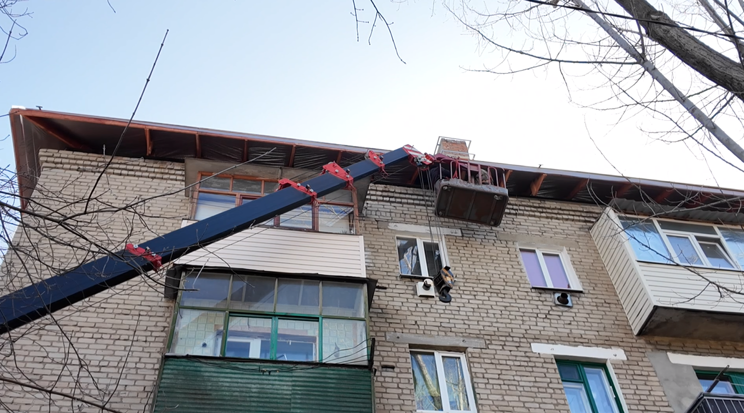 Строители завершили установку стропильной системы на Коцюбинского, 4 в Молодогвардейске.