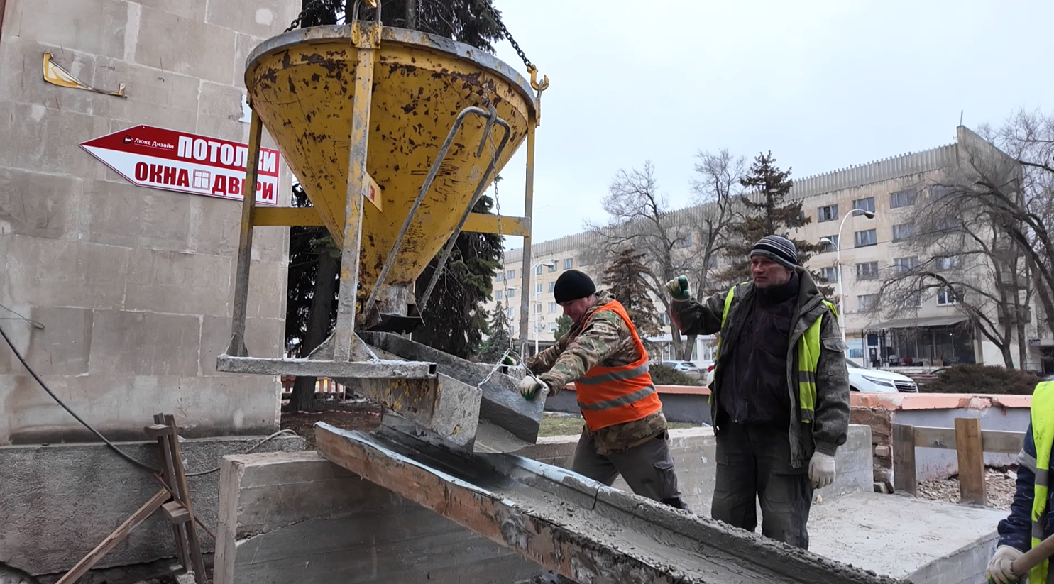 Новую партию бетона для заливки лестниц и пандусов доставили в Краснодонский ЗАГС.