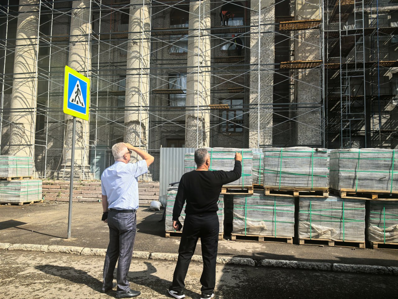 В Краснодоне продолжаются масштабные работы по ремонту фасада Дворца культуры имени «Молодой гвардии».