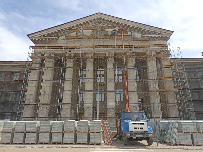 В Краснодоне проводятся работы по капитальному ремонту фасада Дворца культуры им.&quot;Молодой гвардии&quot;.