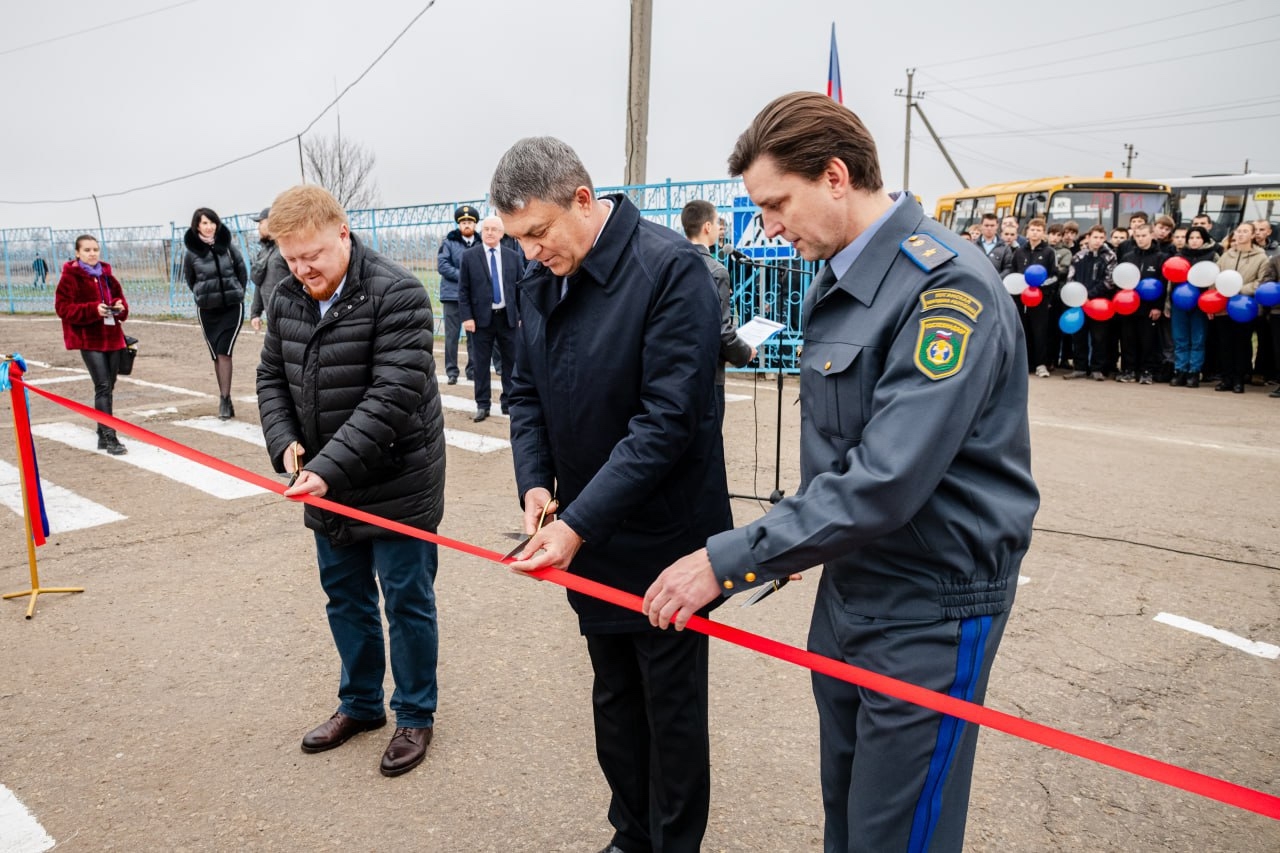 Глава ЛНР Леонид Пасечник принял участие в открытии современного учебного трактородрома на базе Новосветловского аграрного колледжа.