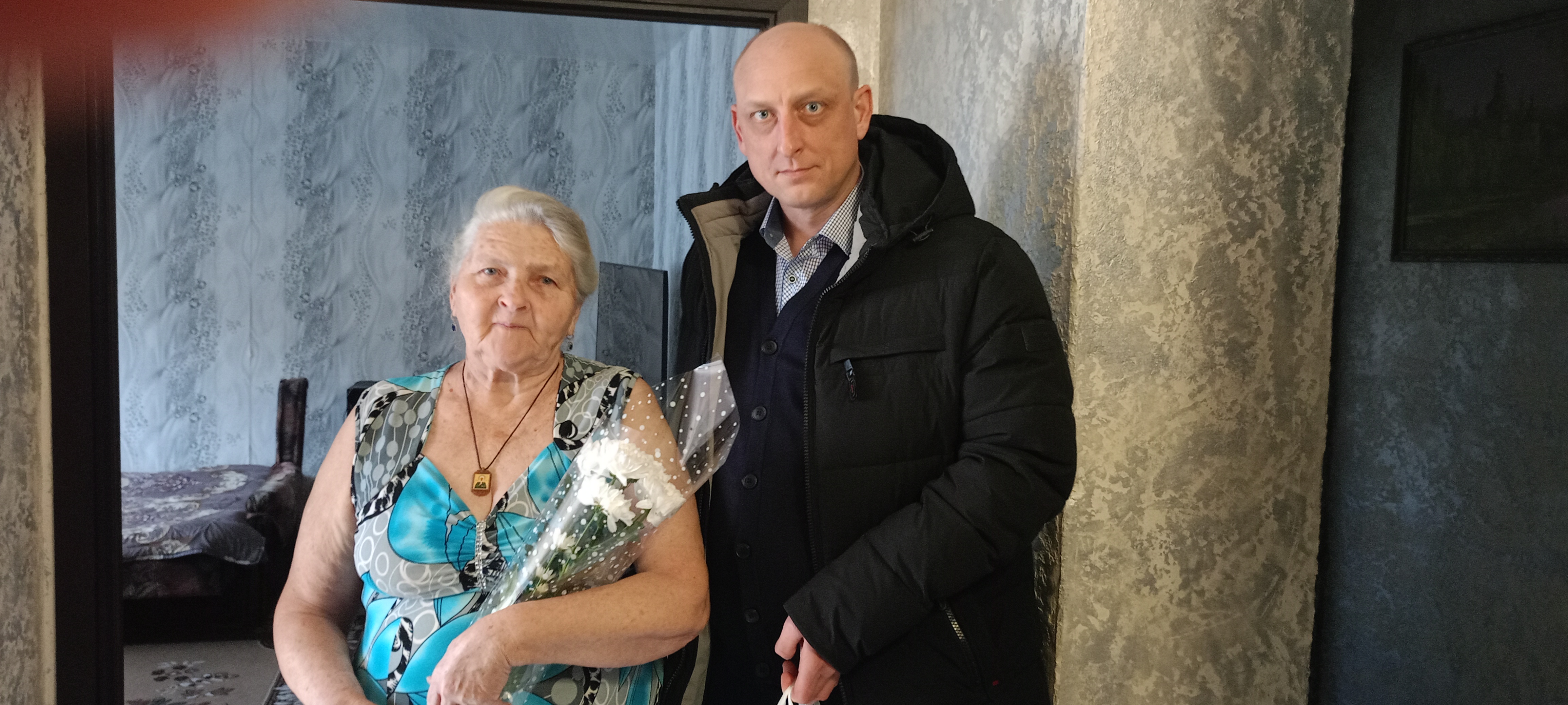 Цветы мамам героев: акция в Краснодонском муниципальном округе.