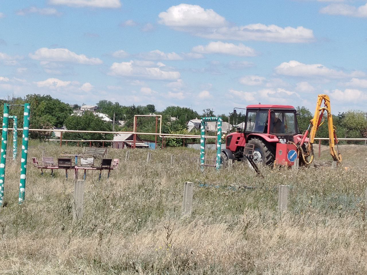 В Молодогвардейске продолжаются работы по благоустройству территории.