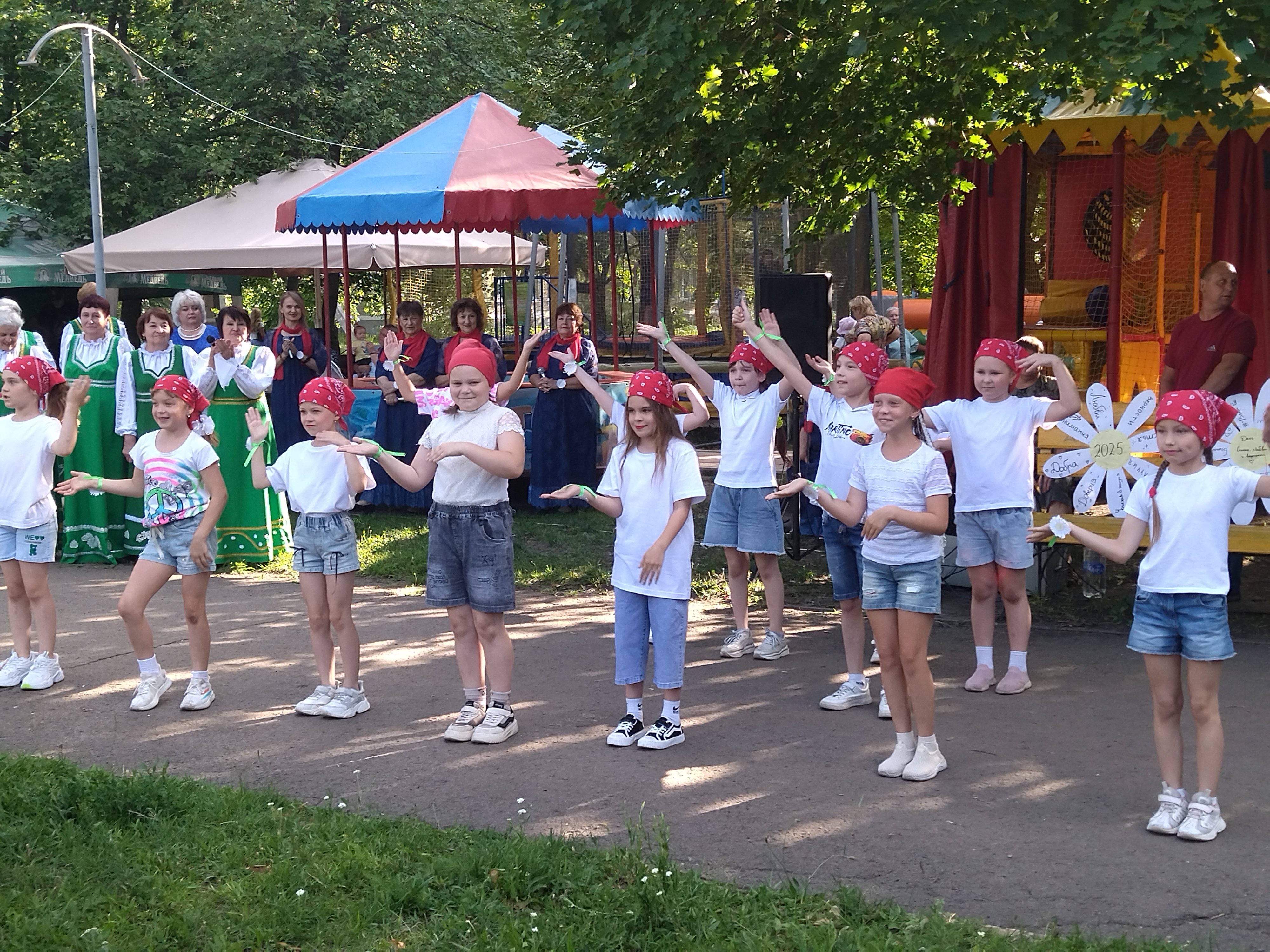 В Суходольске отпраздновали День семьи, любви и верности ярким концертом.