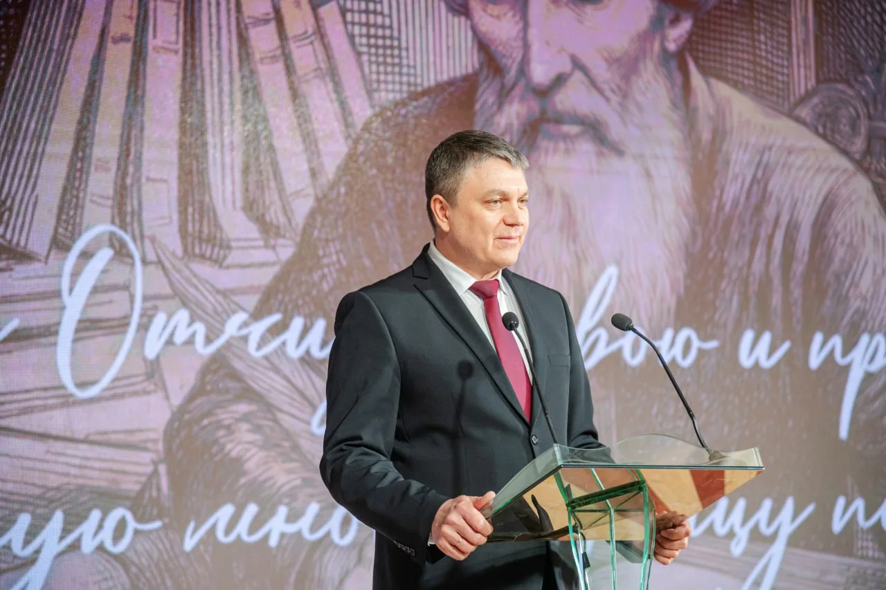 Глава ЛНР Леонид Пасечник принял участие в церемонии открытия цикла мероприятий, посвященных 225-летию Владимира Ивановича Даля.