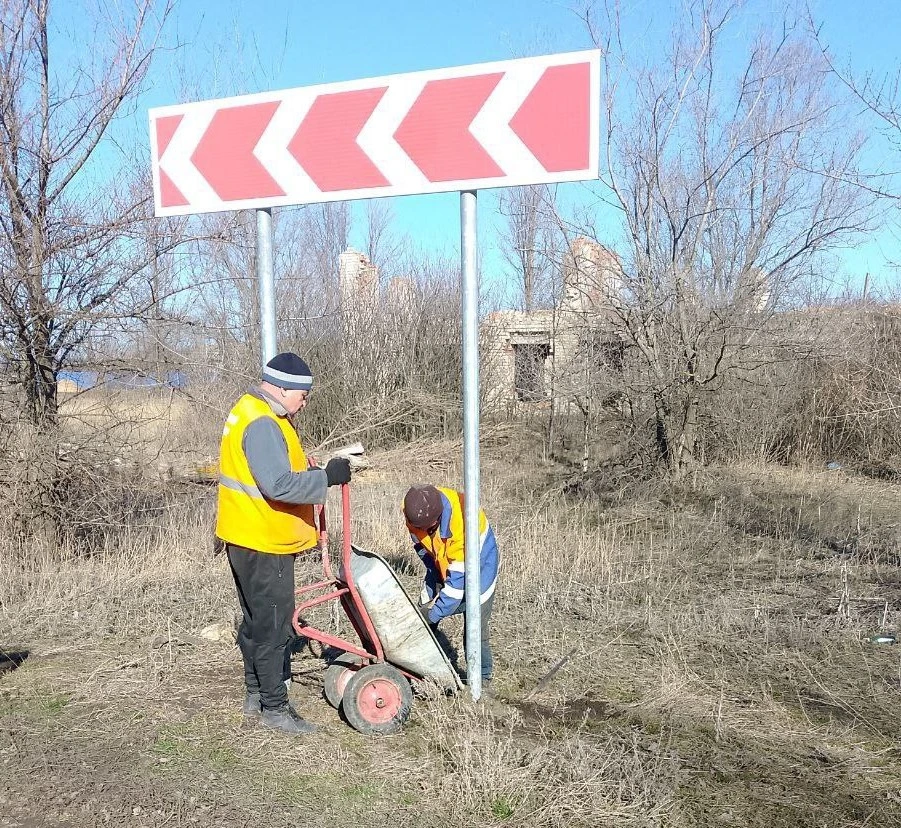 В Краснодоне проводят работу по улучшению состояния дорожной инфраструктуры округа.