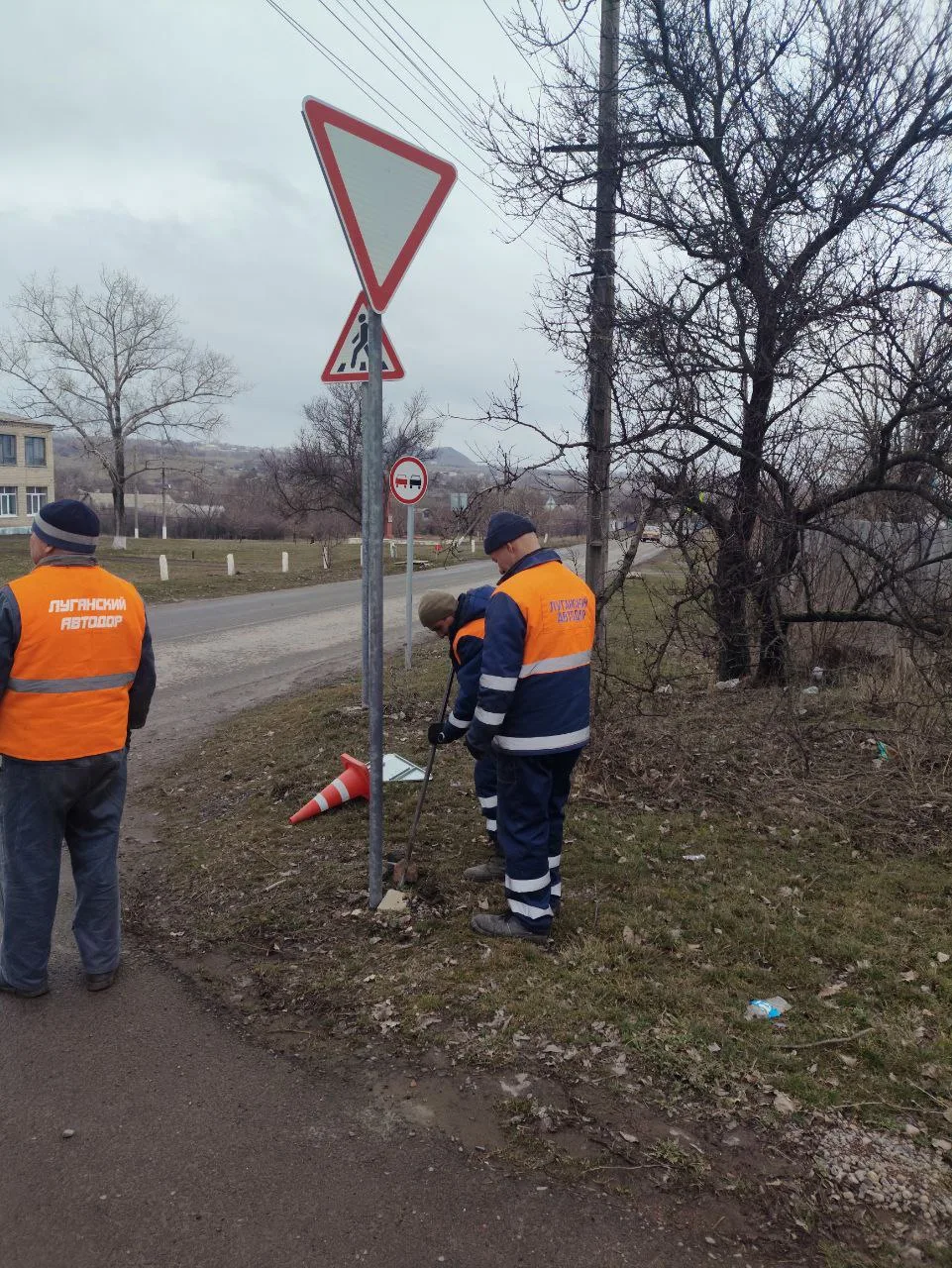Краснодонский автодор выполняют комплекс мероприятий по приведению дорожной инфраструктуры в надлежащее состояние.