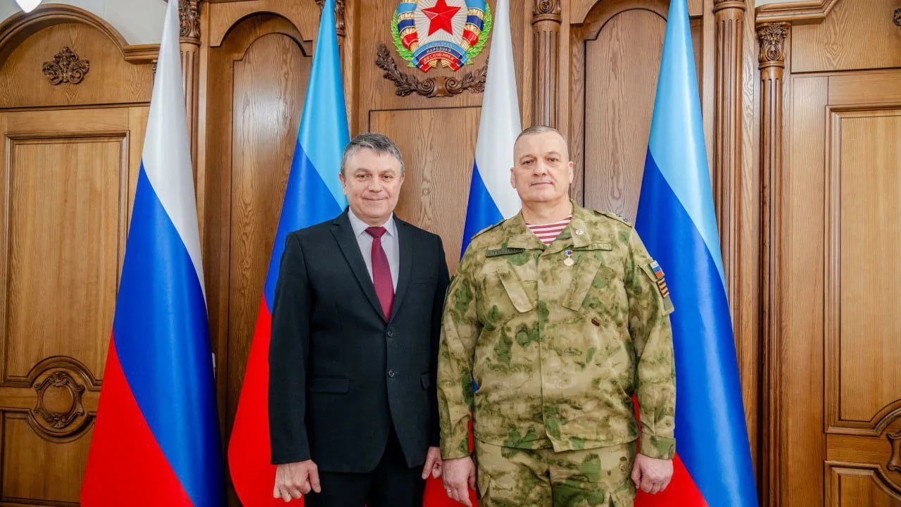 Леонид Пасечник присвоил звание Героя ЛНР командиру 31-го отряда БАРС «Пламя» Василию Дубинину.