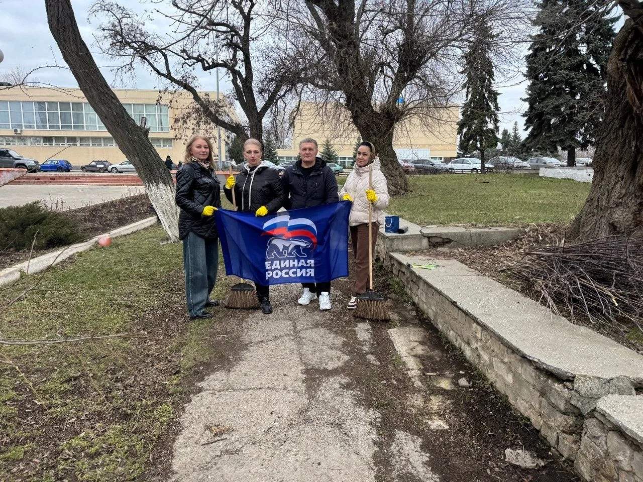 Сотрудники Совета Краснодонского округа приняли участие в городском субботнике.