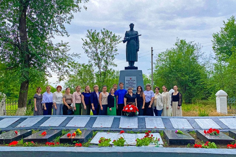 В поселке Новосветловка состоялся митинг ко Дню памяти и скорби.