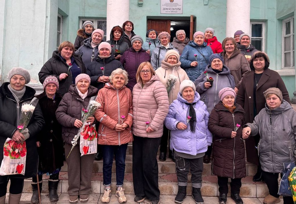 В поселке Северный 8 марта отметили праздничным концертом.