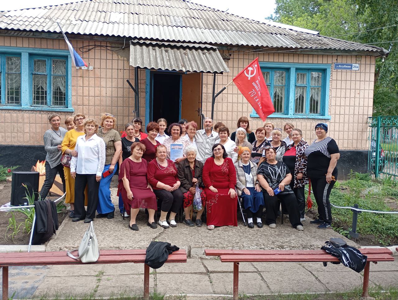 В клубе поселка Атамановка состоялся спектакль «Бабы - 42год. Просто надо жить».