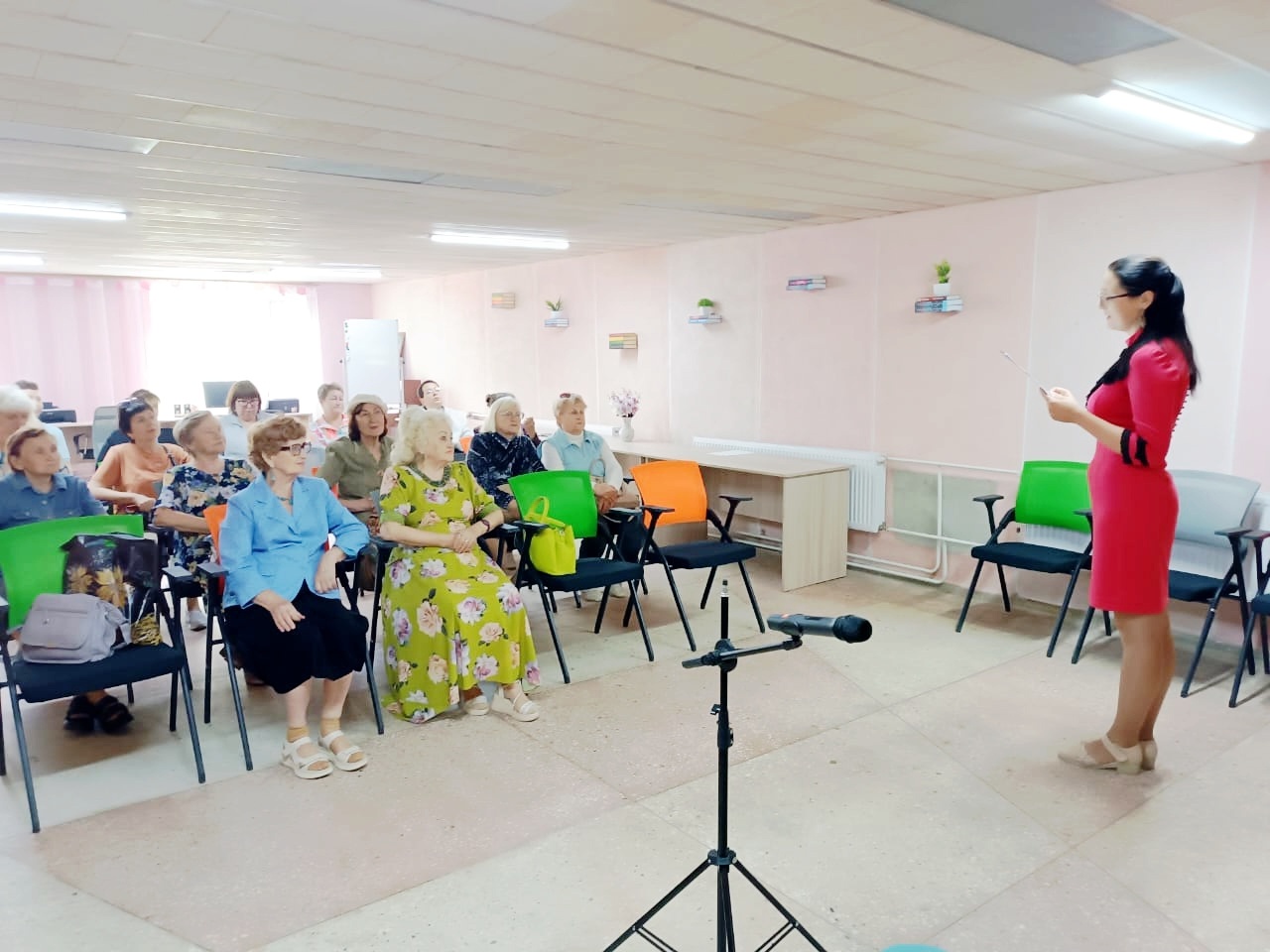В библиотеке города Краснодона состоялось мероприятие, посвященное Дню семьи, любви и верности.