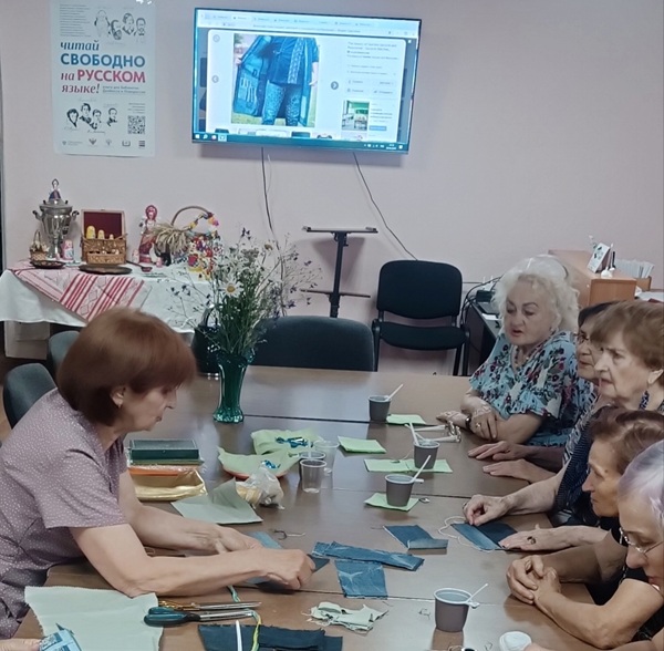 В библиотеке Краснодона состоялся мастер-класс «Иголочка, ниточка и душа».