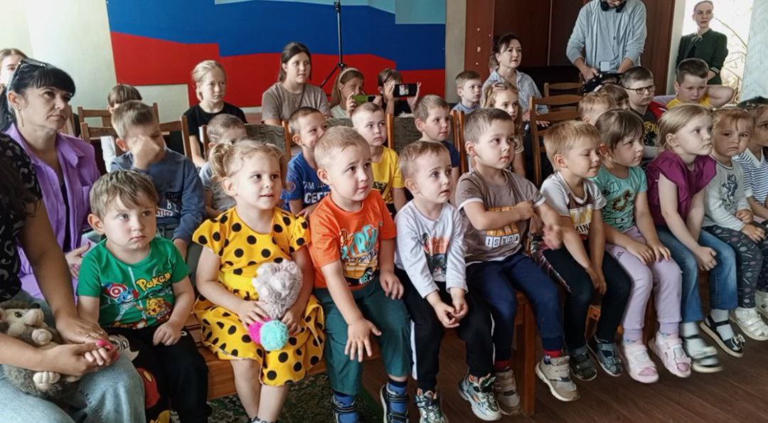 Юным жителям посёлка Поречье показали кукольный спектакль.