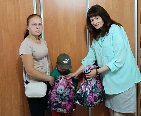 Совет женщин вручил подарки семьям с детьми, оказавшимися в сложной жизненной ситуации.
