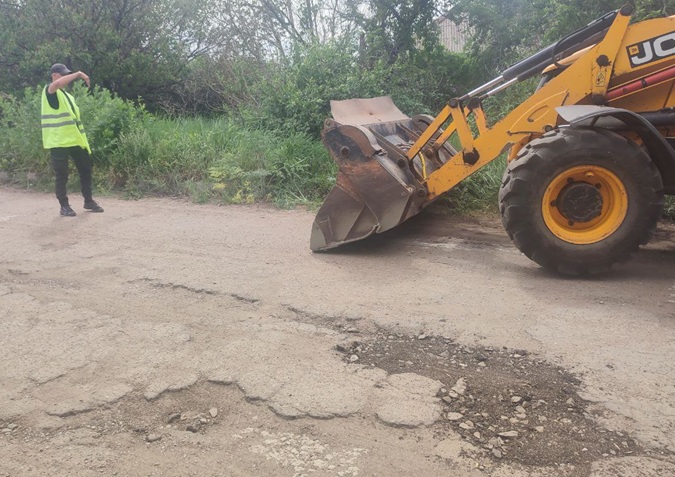 В Краснодонском муниципальном округе продолжается ремонт дорог.
