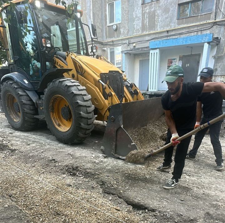 В Краснодоне продолжаются работы по ремонту внутриквартальной дороги на квартале Баракова.