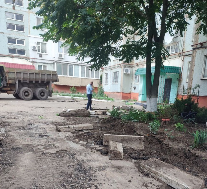 В Краснодоне продолжается ремонт внутриквартальных дорог.