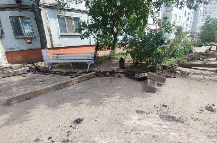 В Краснодоне продолжается ремонт внутриквартальной дороги на кв.Советский.