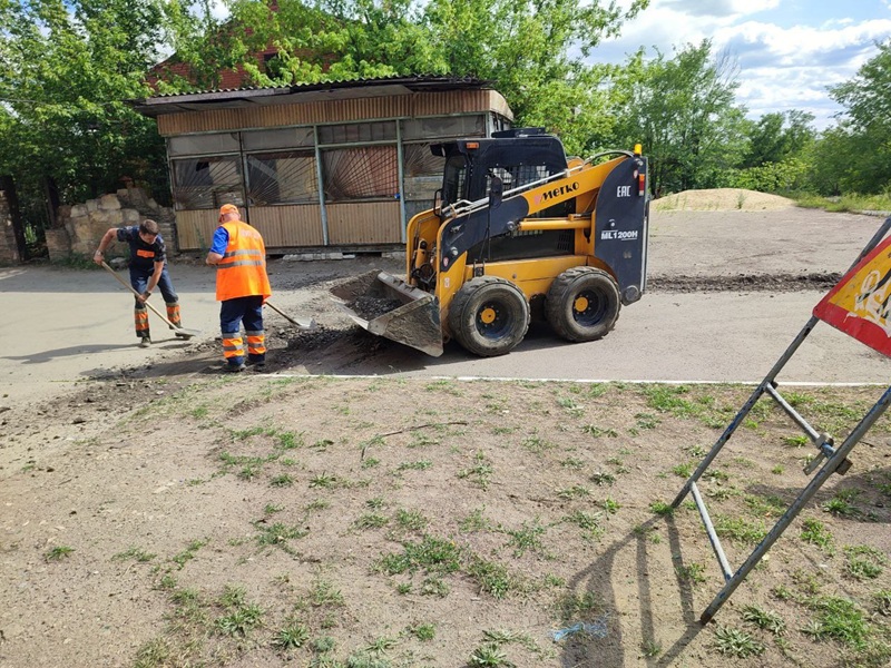 На Краснодонщине выполняют работы по ремонту дорожного покрытия.
