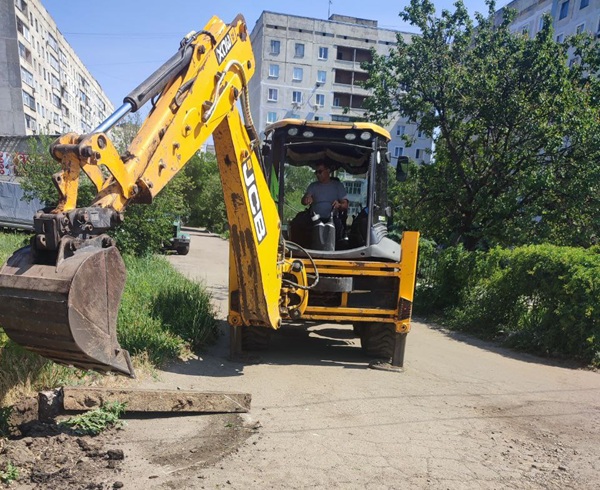 В Краснодоне приступили к работам по ремонту внутриквартальной дороги на квартале Лесной.