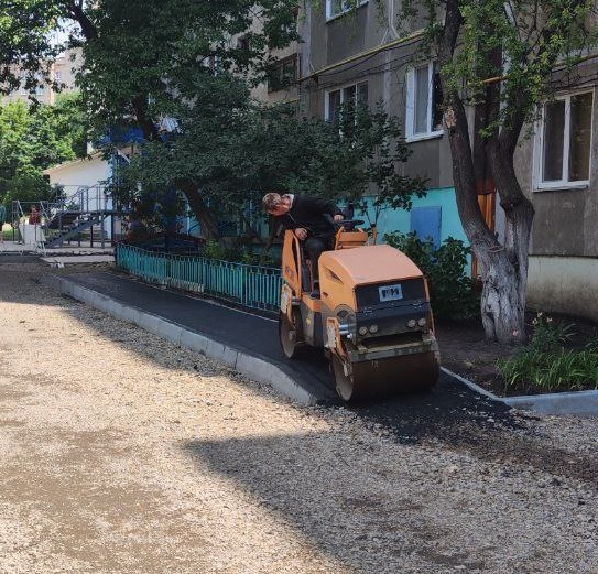 В Краснодонском муниципальном округе продолжаются работы по ремонту внутриквартальных дорог.