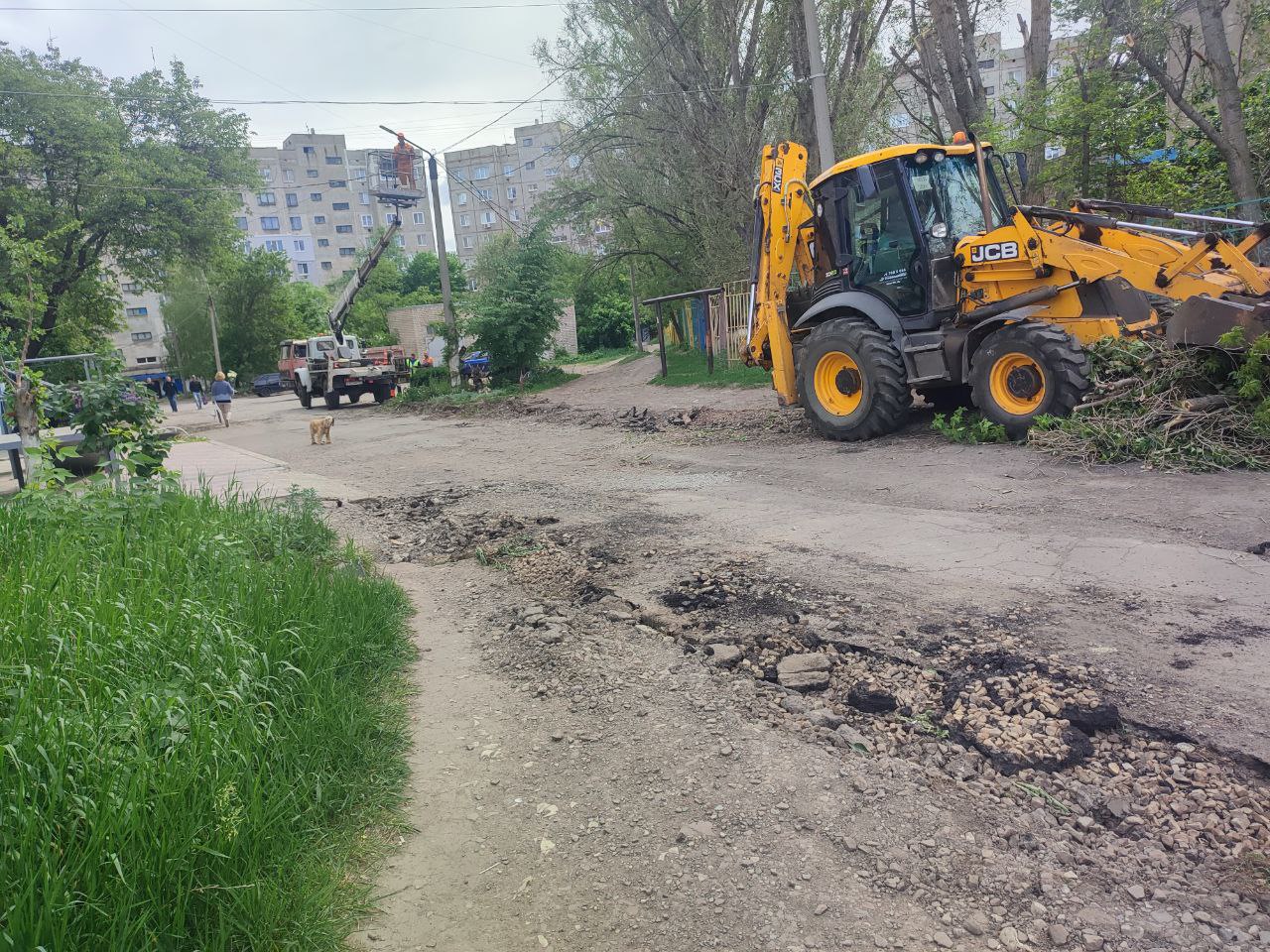 В Краснодоне продолжаются работы по  благоустройству внутриквартальной дороги на квартале Баракова.