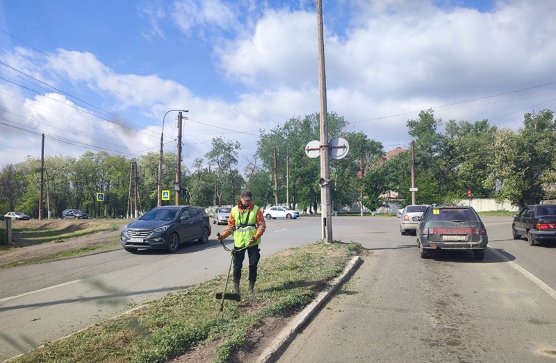 В Краснодоне выполняют работы по благоустрйству.
