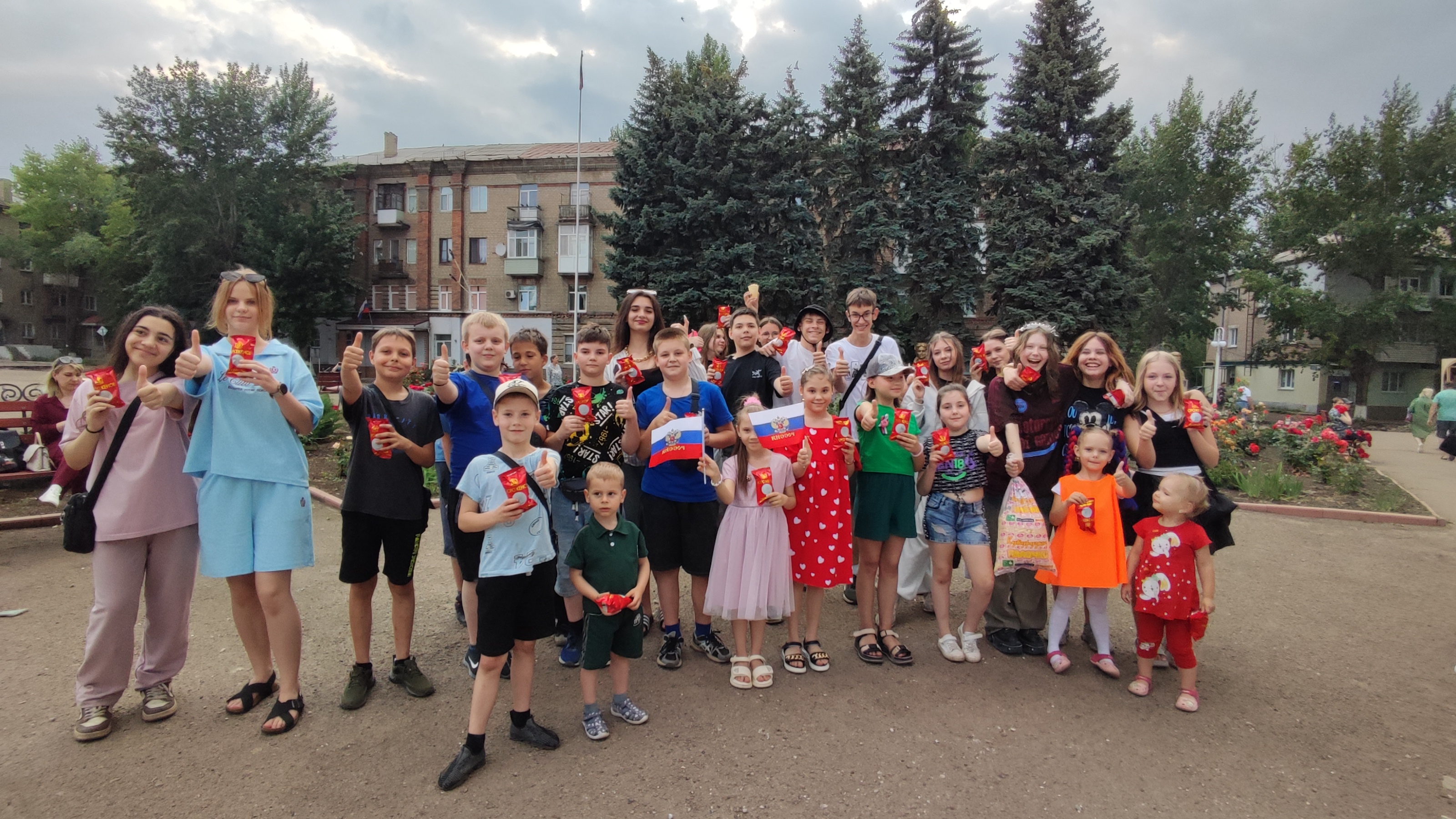 День России в Молодогвардейске: единство, музыка и сладкие подарки.