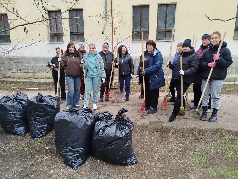 Весенний субботник в городе Молодогвардейске.