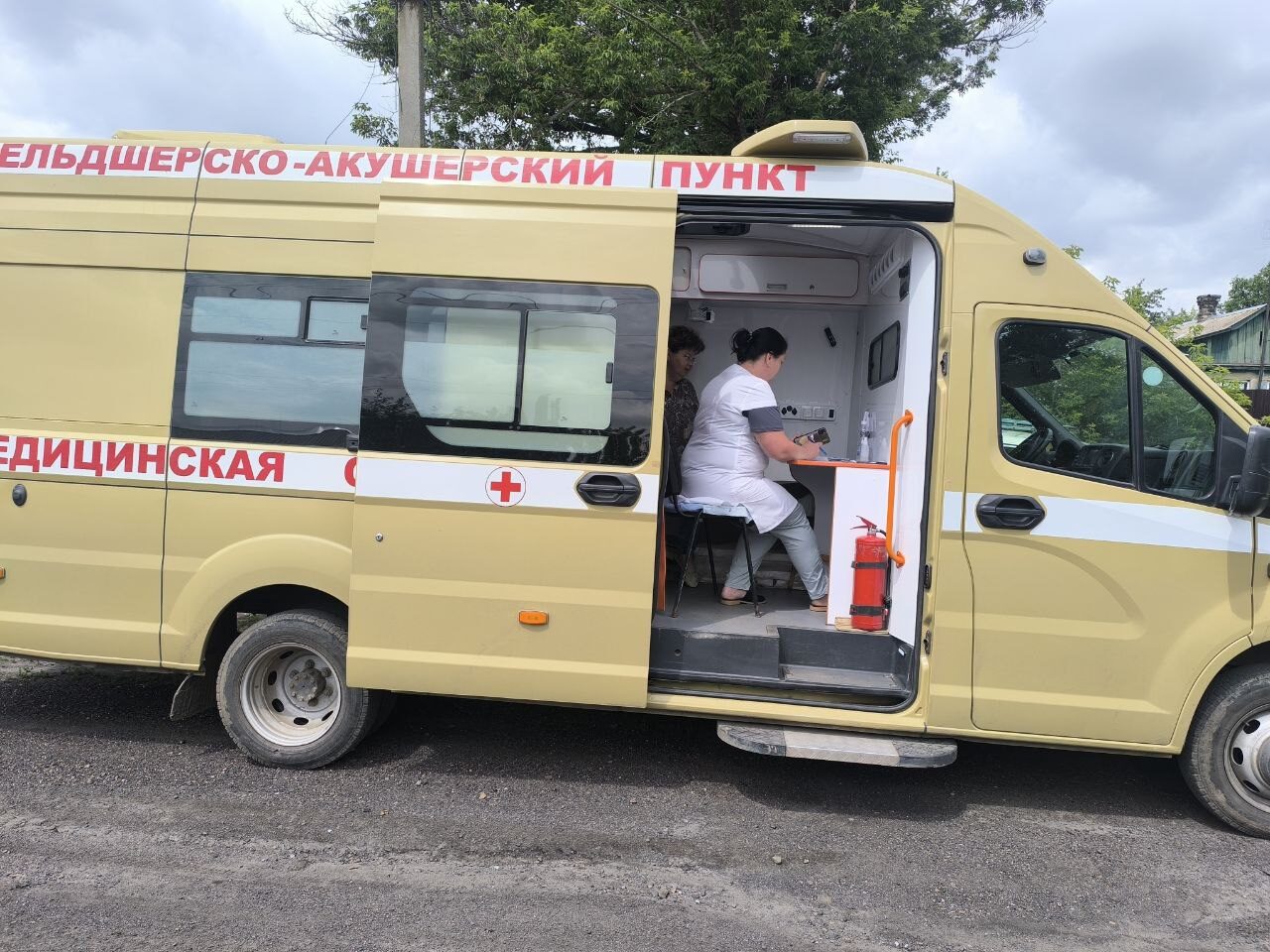 Врачи Новосветловской участковой больницы провели выездной прием в селе Великий Суходол.