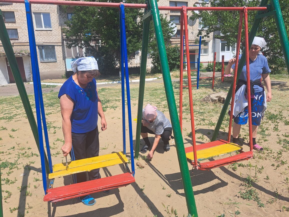 Активные жители пгт Северный за чистые детские площадки.
