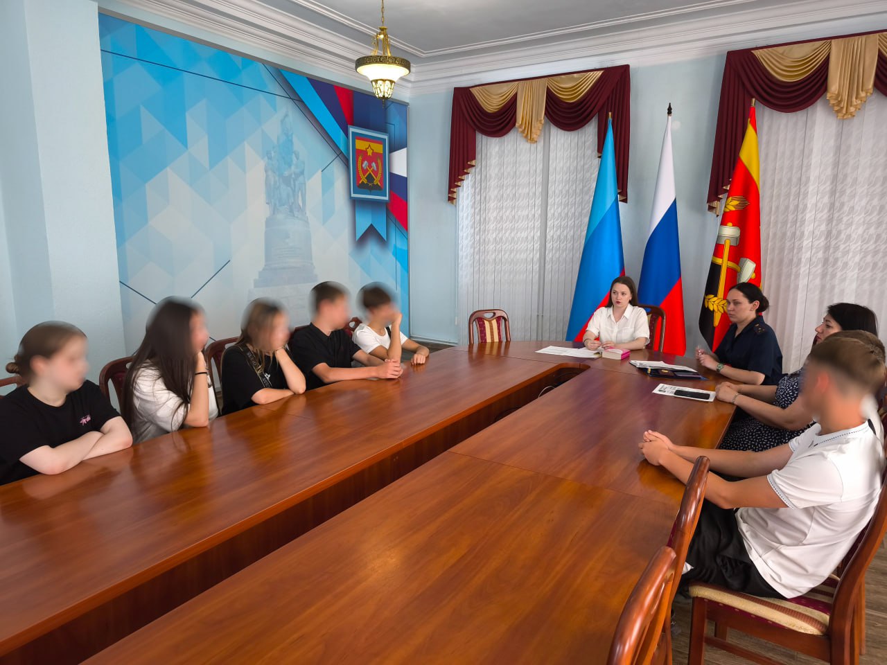 В Краснодоне состоялась информационно-просветительская лекция для семей и несовершеннолетних.
