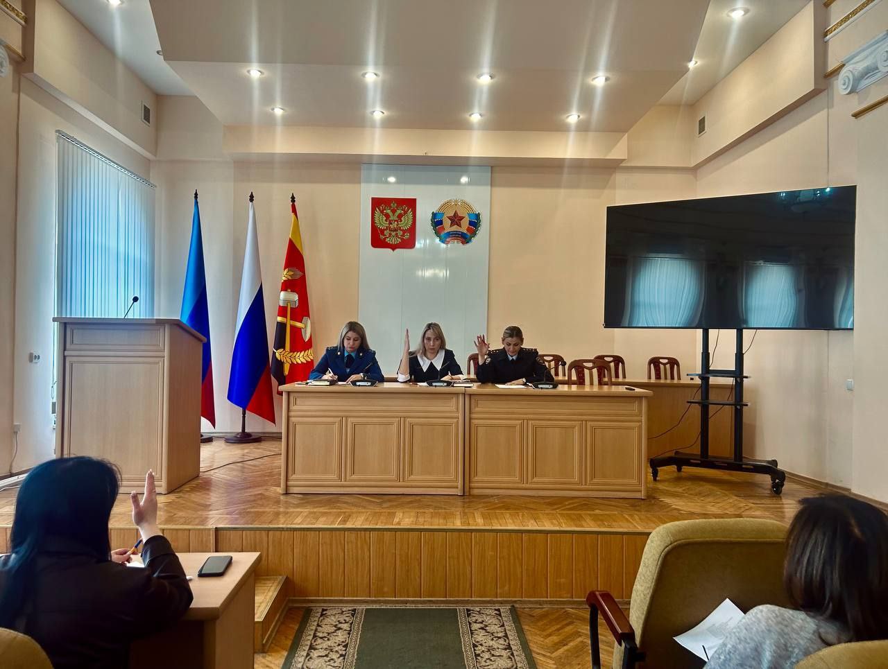 В Краснодоне состоялось заседание муниципальной комиссии по делам несовершеннолетних и защите их прав.