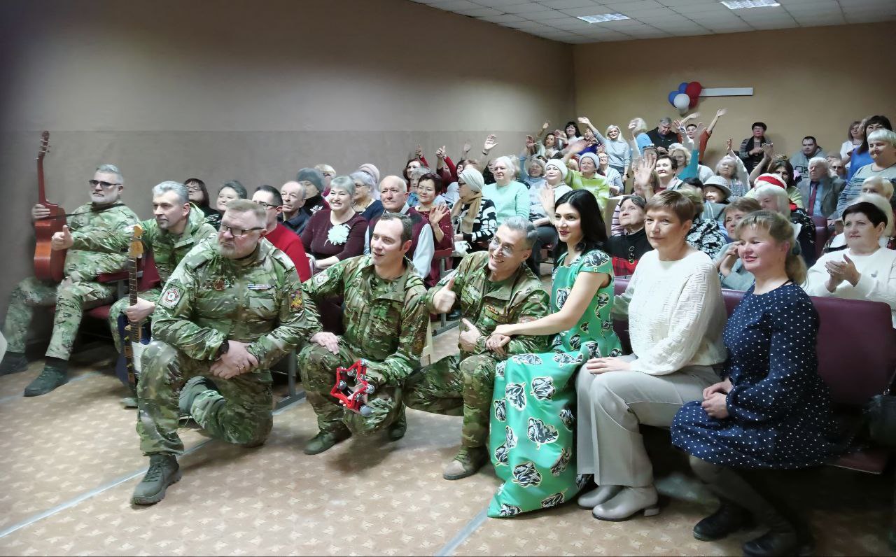 Праздничный концерт в Краснодонском комплексном центре.