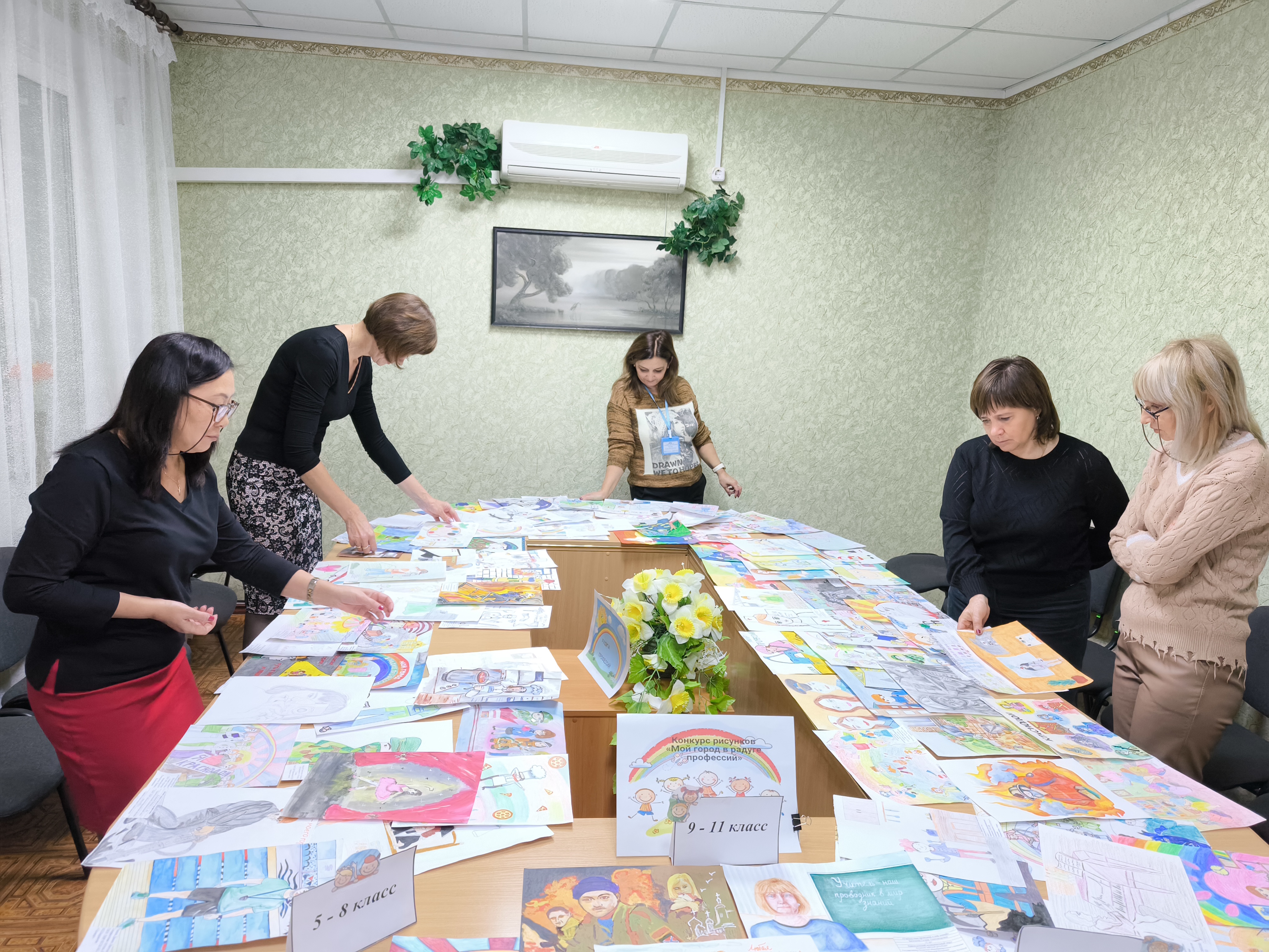 В Краснодоне проведен конкурс рисунков «Мой город в радуге профессий».