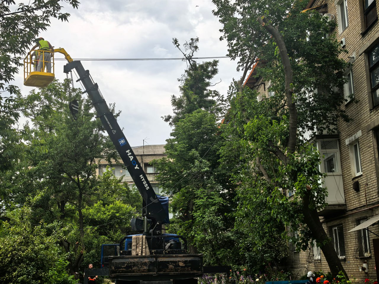 В Краснодоне продолжаются плановые работы по капитальному ремонту скатной кровли по адресу: квартал Титова, 12.