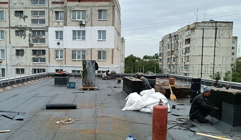 В Краснодоне продолжаются работы по капитальному ремонту мягкой кровли по адресу: кв. Шевченко, д. 38.