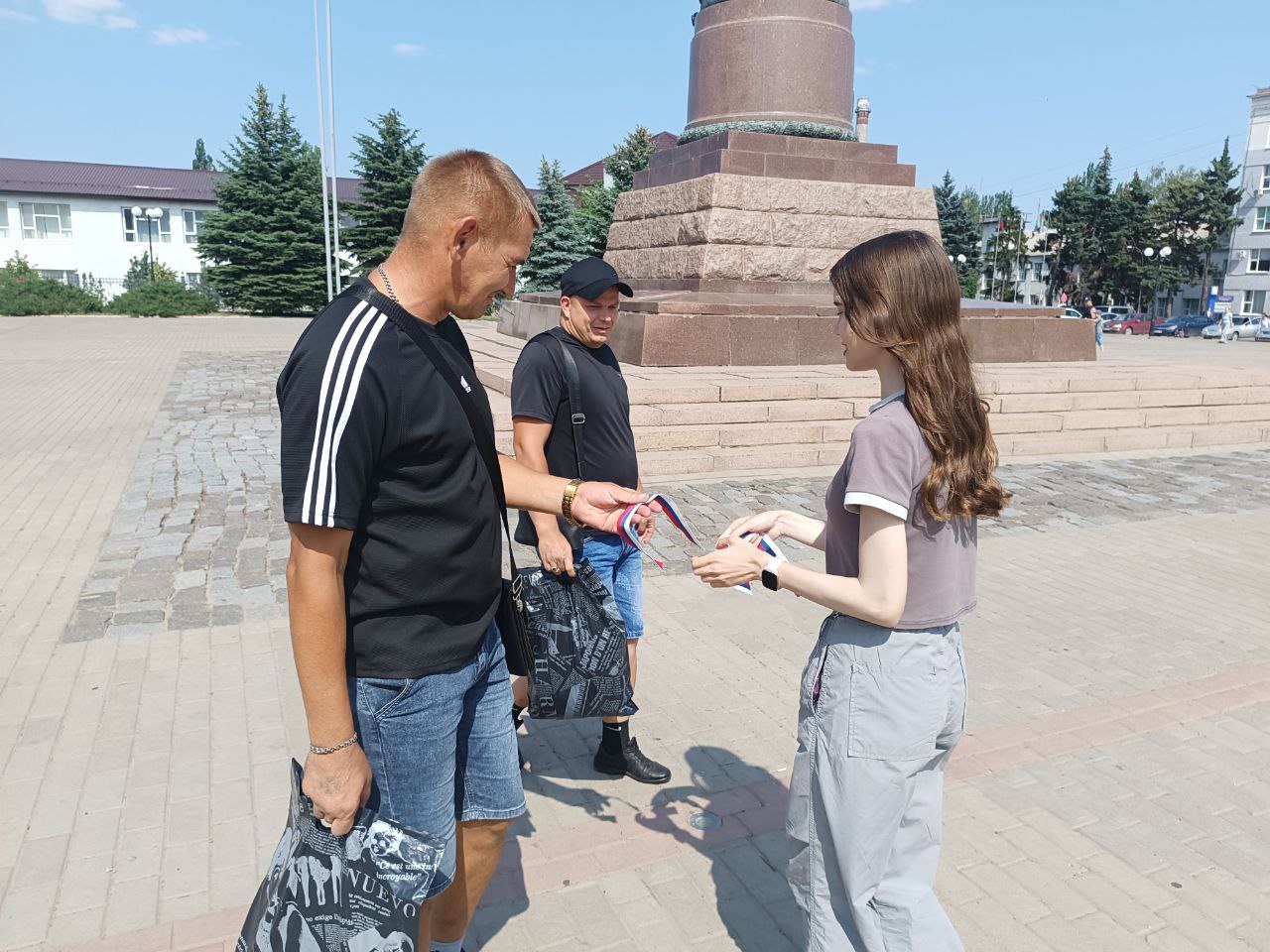 На Краснодонщине прошла акция &quot;Цвета Родины&quot;.