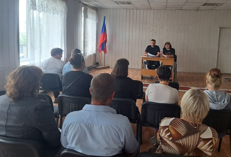 В селе Великий Суходол жителям провели профилактическую беседу о мошенниках.