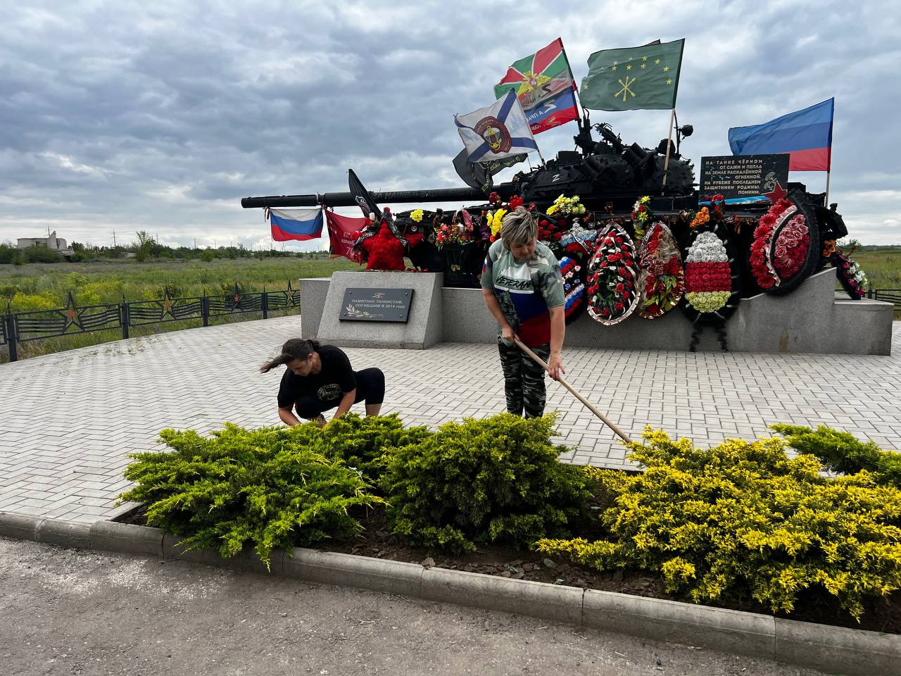 В поселке Хрящеватое провели субботник у памятника погибшим танкистам.
