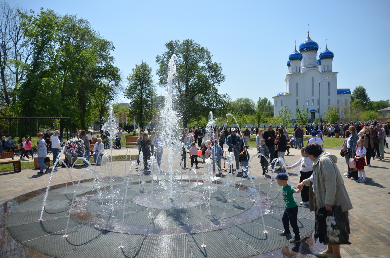 Краснодонцы отметили Первомай в обновленном парке.