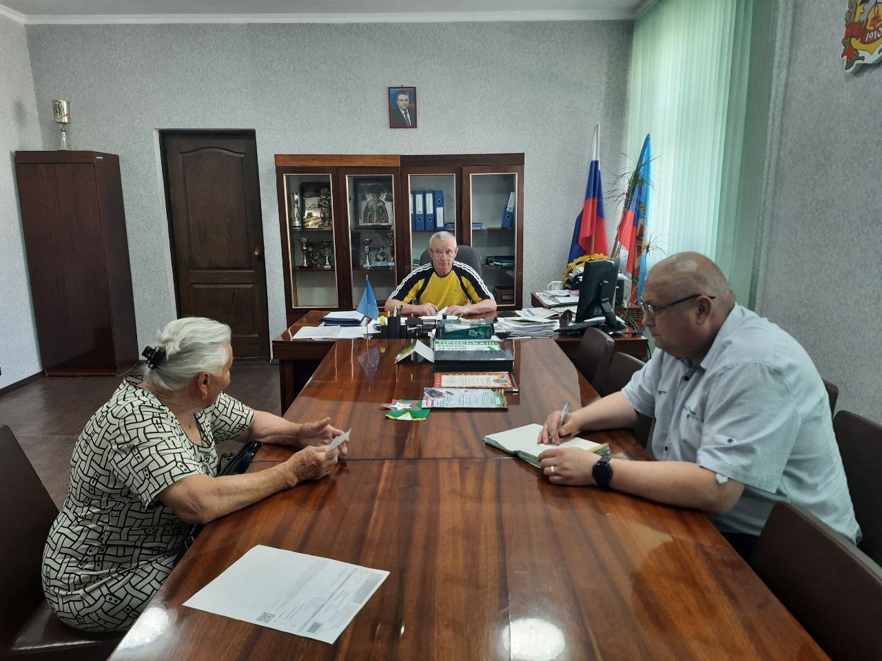 Депутаты провели приёмы в Краснодонском муниципальном округе, обсудив с жителями актуальные вопросы.
