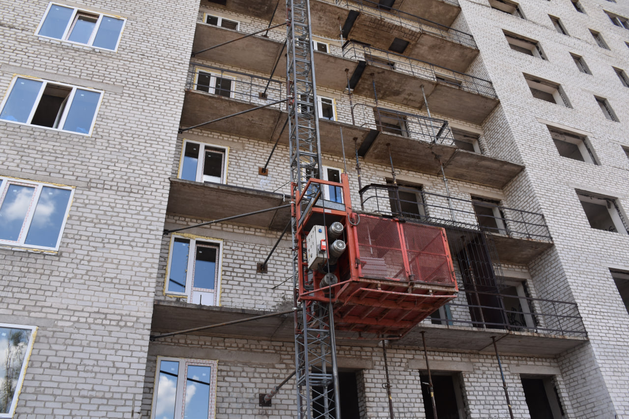 В Краснодоне продолжаются строительные работы на долгострое.