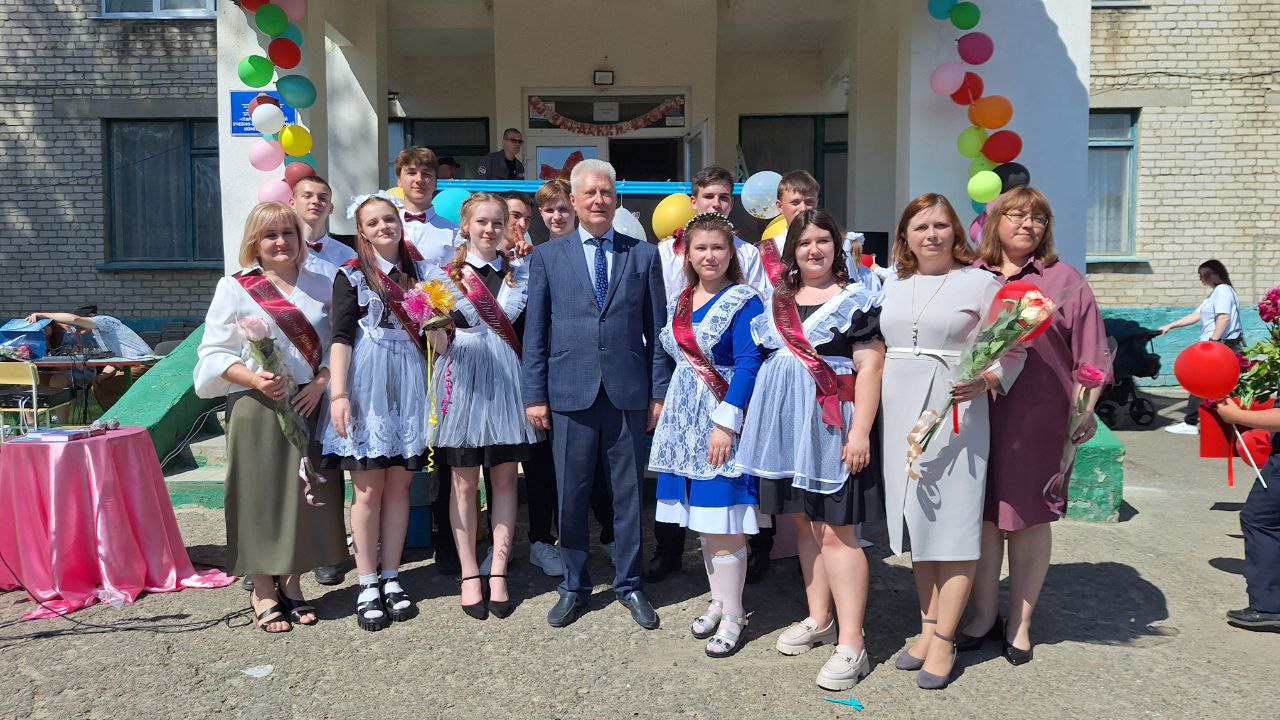 Глава округа посетил праздник Последнего звонка в Пархоменковском учебно-воспитательном комплексе № 30.