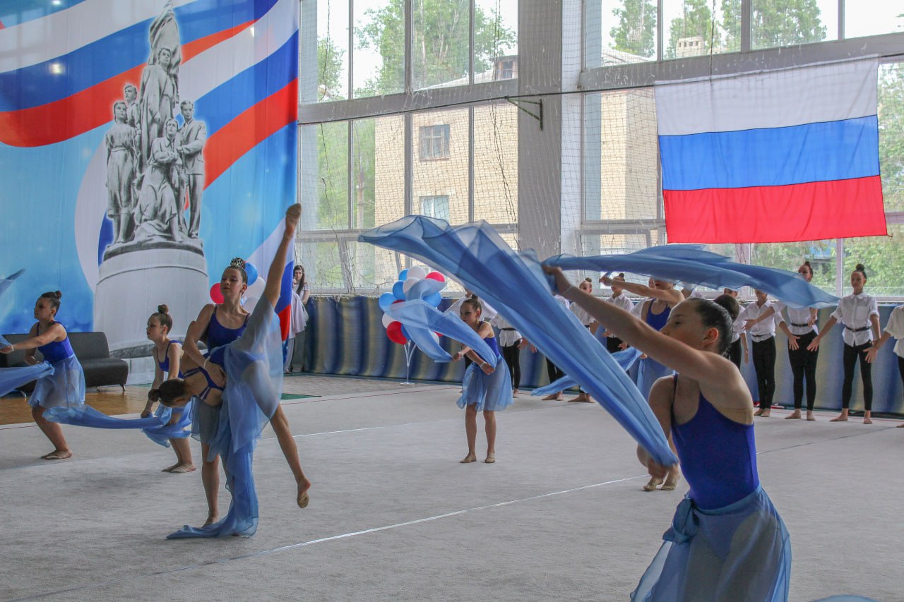 В Краснодоне состоялось открытие юбилейного турнира по художественной гимнастике.