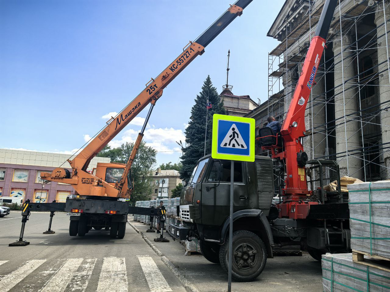В Краснодоне продолжается ремонт фасада Дворца культуры имени «Молодой Гвардии».