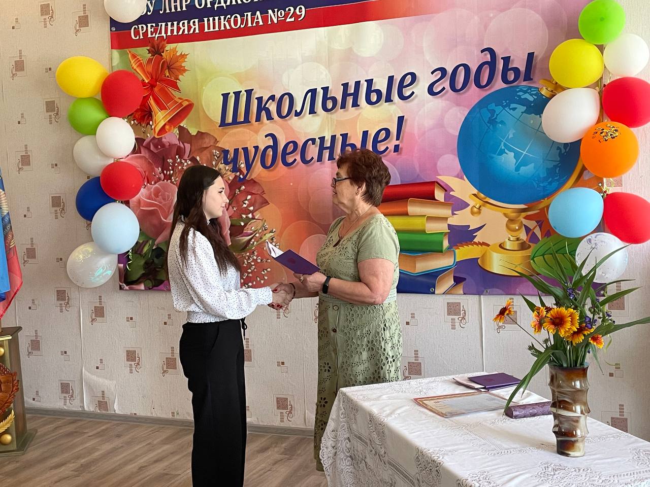 Продолжаются торжественные мероприятия по вручению аттестатов об основном общем образовании.